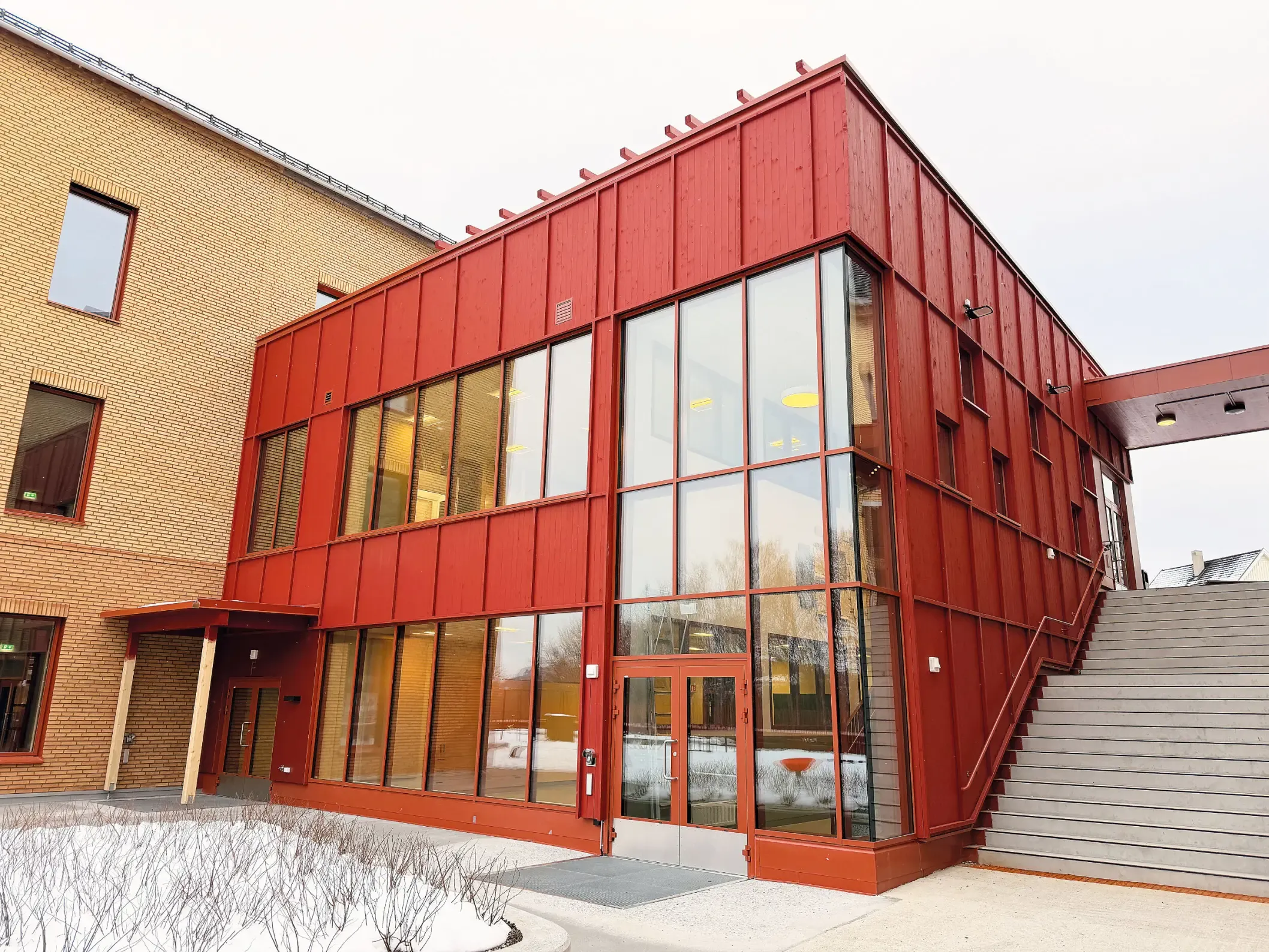 Hvalstad skole i Asker – rød fasade på tilbygget, totalrehabilitering og nybygg med Ruta Entreprenør som totalentreprenør